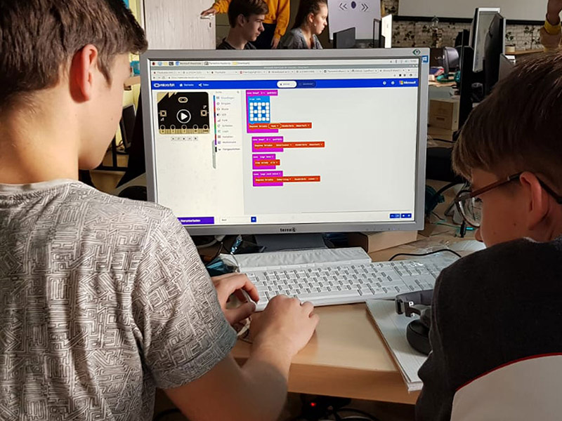 Jugendliche programmieren