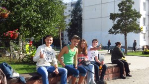  Mit Plakaten und Schildern wurden wir von unseren Gastschülern ungeduldig erwartet. Sie waren vermutlich genauso aufgeregt wie wir. 