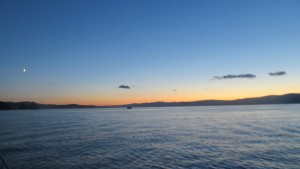 Alltägliche Momente wechselten sich mit spannenden Exkursionen ab. Ein besonderes Highlight war unser dreitägiger Ausflug zur größten Insel im Baikalsee – Olchon. Bei herrlichem, aber kaltem Wetter fuhren wir mit kleinen Bussen zum nördlichsten Punkt des sehr trockenen Eilands.