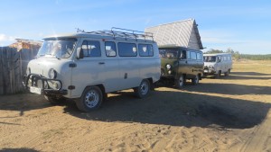 Mit dem Ein- und Aussteigen hatten manche ihre Schwierigkeiten und wegen der fehlenden Federung machten wir öfter mit der Decke Bekanntschaft, allerdings lohnte sich die holprige Reise für ein paar unvergleichliche Einblicke in die Weite und Unberührtheit Sibiriens.