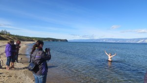 Ein paar ganz Unerschrockene von uns gingen sogar im größten Süßwassersee der Erde bei gefühlten 10°C baden. Eine Schifffahrt auf dem 636km langen und bis zu 1627km tiefen See rundete unseren Aufenthalt ab.