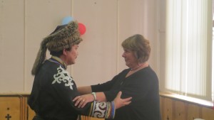 In dem Zusammenhang staunten wir über die vielen, meist russisch-orthodoxen Kirchen, bekamen den Schamanenkult vorgestellt und lernten die historische Widerstandsgruppe der Dekabristen kennen.