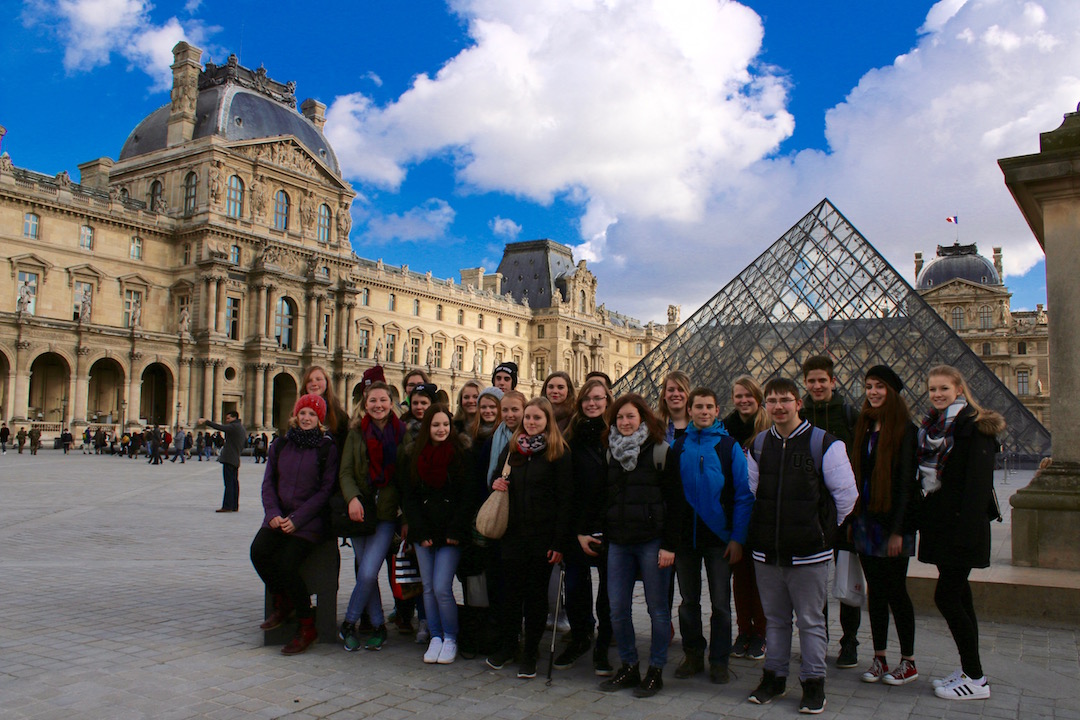 Gruppenfoto vor dem Louvre